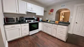 1129#3 / Cozy Downtown apt • Walk to Restaurants - Image 3
