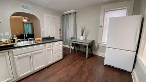 1129#3 / Cozy Downtown apt • Walk to Restaurants - Image 4