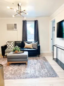 Stylish 1 bedroom, 1 bath custom apartment home - Image 5