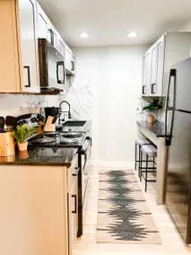 Stylish 1 bedroom, 1 bath custom apartment home - Image 3