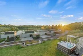 Modern lakeside cottage with jacuzzi & sauna - Image 3