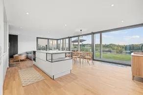 Modern lakeside cottage with jacuzzi & sauna - Image 4