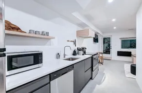 Bright & Modern Lower Level On Lansdowne - Image 5