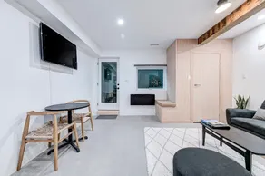 Bright & Modern Lower Level On Lansdowne - Image 4