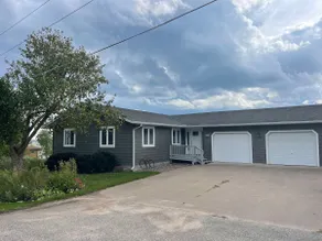 A fully remodeled home overlooking Mississippi River in a charming river town! - Image 4