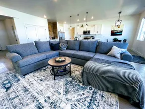 Cheerful Modern 4 Bedroom by the Parks! - Image 2
