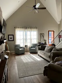 Cozy 3 br/2 1/2 ba with a HUGE backyard. - Image 2