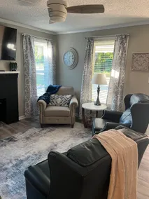 Cozy Two Bedroom Bungalow- <br>In walking distance to a great time - Image 3