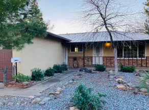 Cozy 3 Bedroom House Near the Sac River in Redding - Image 2