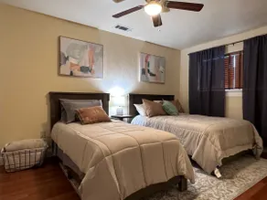 Cozy 3 Bedroom House Near the Sac River in Redding - Image 3