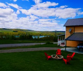 Vineyard Farmhouse w/ Hot Tub + Lake Views - Image 3