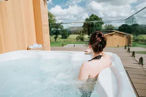 Oakley: 2 bedroom luxury lodge, hot tub & views. - Image 3