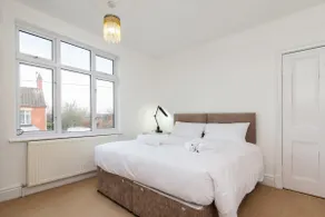 Spacious 5bed House Ideal for Fam & Contractors - Image 2