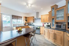 Spacious 5bed House Ideal for Fam & Contractors - Image 3