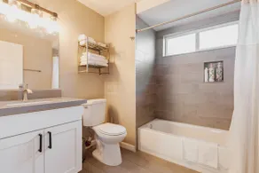 Style! Lux kitchen. Spacious. 2 Queen beds. - Image 4