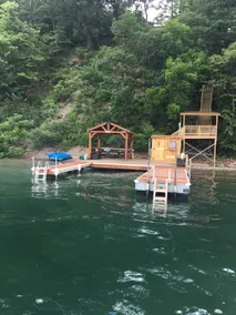 Comfortable, lakefront house with hot tub & dock - Image 2