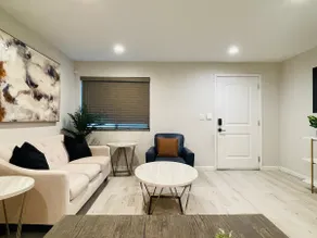 Cheerful two bedroom with free parking on premises - Image 5