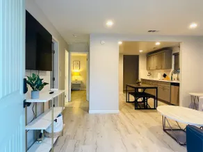 Cheerful two bedroom with free parking on premises - Image 4