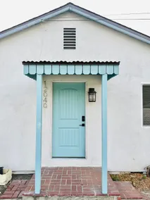 Cheerful two bedroom with free parking on premises - Image 3