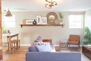 Lovely Strip District loft with free parking - Image 2