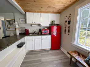 Spacious 1 Bedroom Cottage Close to Everything 1 - Image 5
