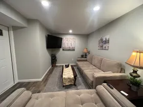 Beautiful one bedroom in convenient location - Image 3