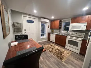Beautiful one bedroom in convenient location - Image 5