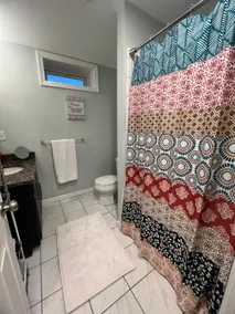 Beautiful one bedroom in convenient location - Image 4