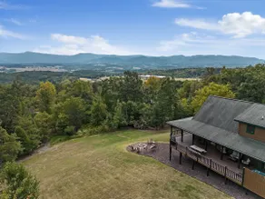 Peaceful 5-bedroom cabin with hot tub and views - Image 4