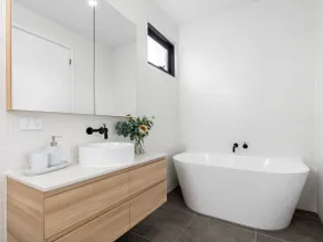 541 - 3 Bedroom Townhouse - Centrally Located- Free Parking - Free WIFI - Image 3