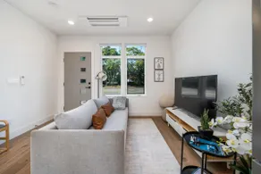 Greenlake Getaway - Central Location, Rooftop & AC - Image 3