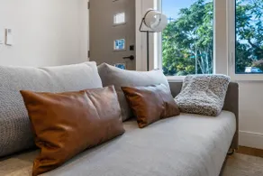 Greenlake Getaway - Central Location, Rooftop & AC - Image 4