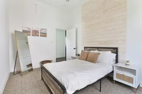 Modern & Comfy ~ 5 Star Location in EaDo ~ King Bed ~ Parking! Pet Friendly! - Image 4