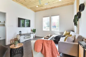 Modern & Comfy ~ 5 Star Location in EaDo ~ King Bed ~ Parking! Pet Friendly! - Image 5
