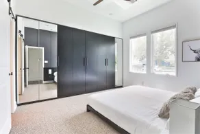 Modern & Comfy ~ 5 Star Location in EaDo ~ King Bed ~ Parking! Pet Friendly! - Image 3