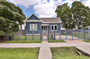 Modern & Comfy ~ 5 Star Location in EaDo ~ King Bed ~ Parking! Pet Friendly! - Image 2