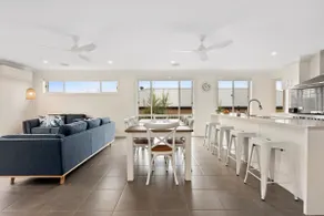 Light bright and modern 4BR family getaway - Image 4