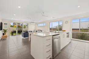 Light bright and modern 4BR family getaway - Image 5