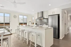 Light bright and modern 4BR family getaway - Image 2