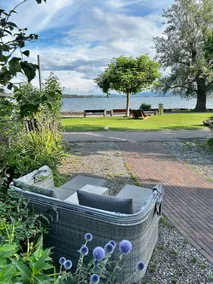 Attic studio with 180° lake view & direct lake access - Image 2