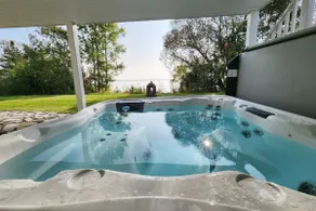 Home-style hotel – Chalet de la Grève with hot tub! - Image 2