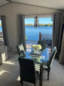 Luxury lakefront 3 bedroom lodge with Hot tub - Image 2
