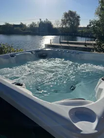 Luxury lakefront 3 bedroom lodge with Hot tub - Image 5