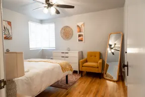 Kozel House – Chic Downtown Retreat w/ Comfy Bed - Image 2
