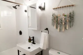 Kozel House – Chic Downtown Retreat w/ Comfy Bed - Image 4