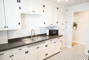 Kozel House – Chic Downtown Retreat w/ Comfy Bed - Image 5