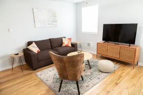 Kozel House – Chic Downtown Retreat w/ Comfy Bed - Image 3