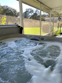 Spacious Bungalow with Hot Tub & Game Porch - Image 4