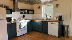 Artist's Garden Apartment - Image 4