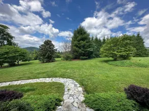 Modern 4 bedroom farmhouse on four scenic acres - Image 5